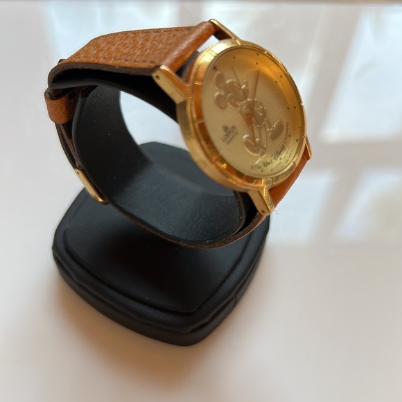 Vintage Lorus Quartz Walt Disney Mickey Mouse Watch - Picture 4 of 10